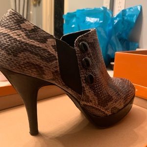 Women’s like new booties